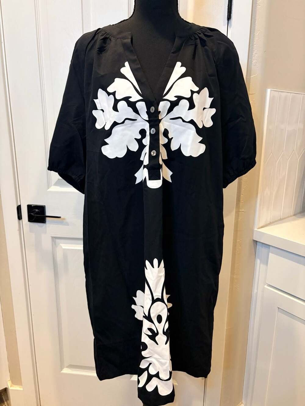 Wenrine Dress Size L Black White Floral Print Midi (125)